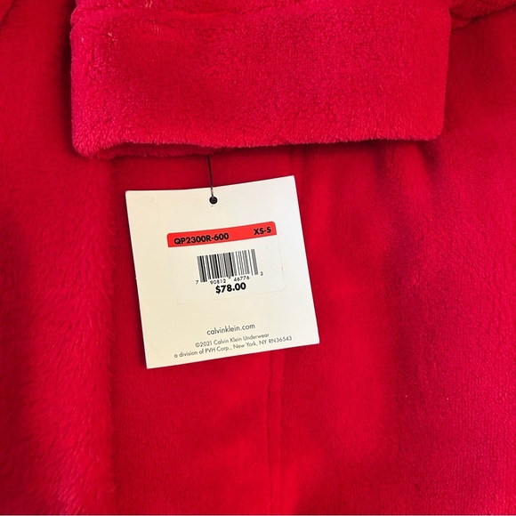 NWT, Calvin Klein Women’s Belted Plush Bath Robe With Pockets in Red, Size XS/S - Picture 10 of 10